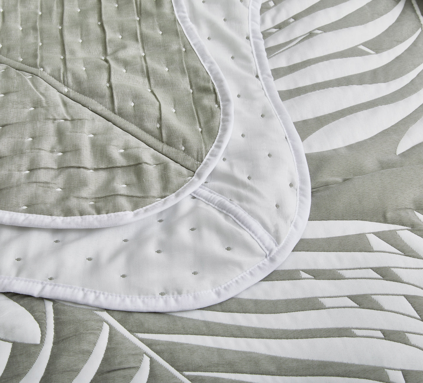 5-Piece Oversized Jacquard Matelasse Damask Pattern Lightweight Reversible Coverlet Set Textured Dot Border